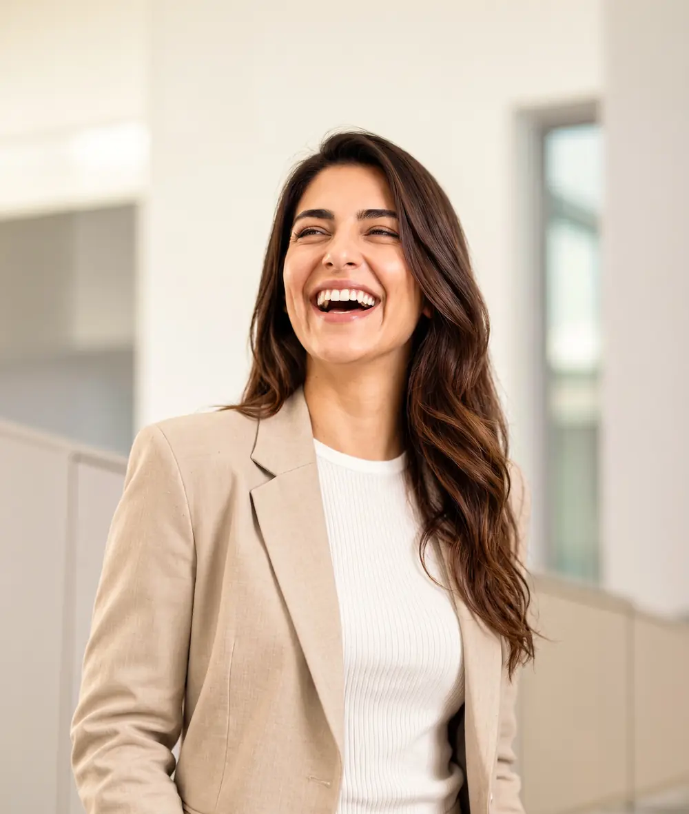 Profissional sorrindo em escritório