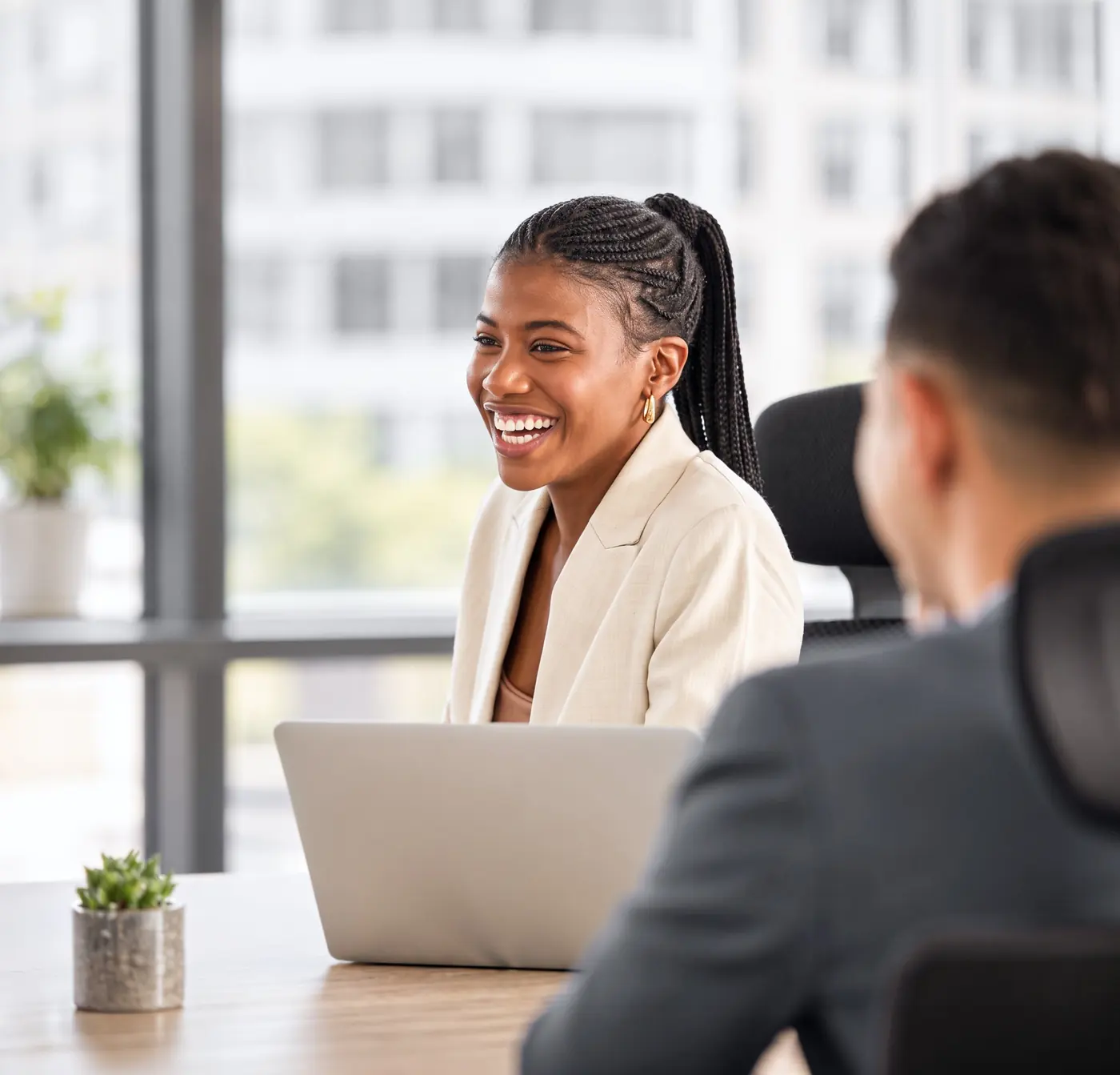 Profissionais conversando em reunião de trabalho